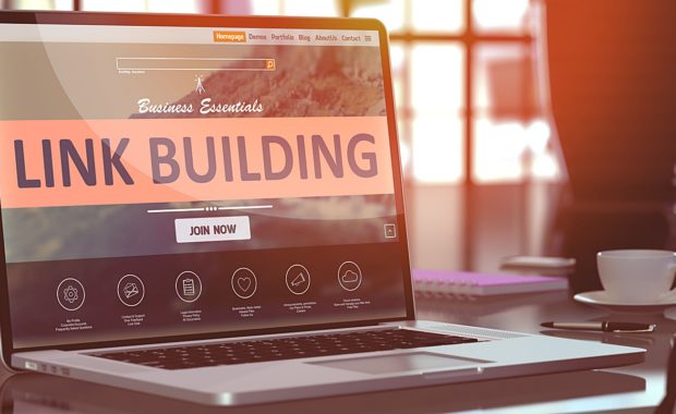 a laptop that displays a graphic that demonstrates the importance of linkbuilding and how it helps with SEO