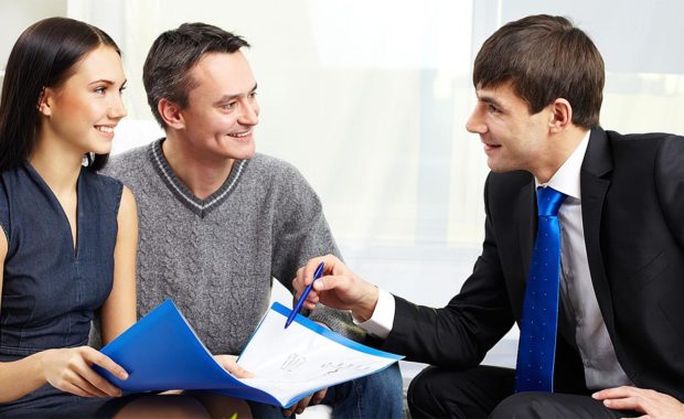 an insurance agent speaking to insurance leads he found with the help of digital marketing