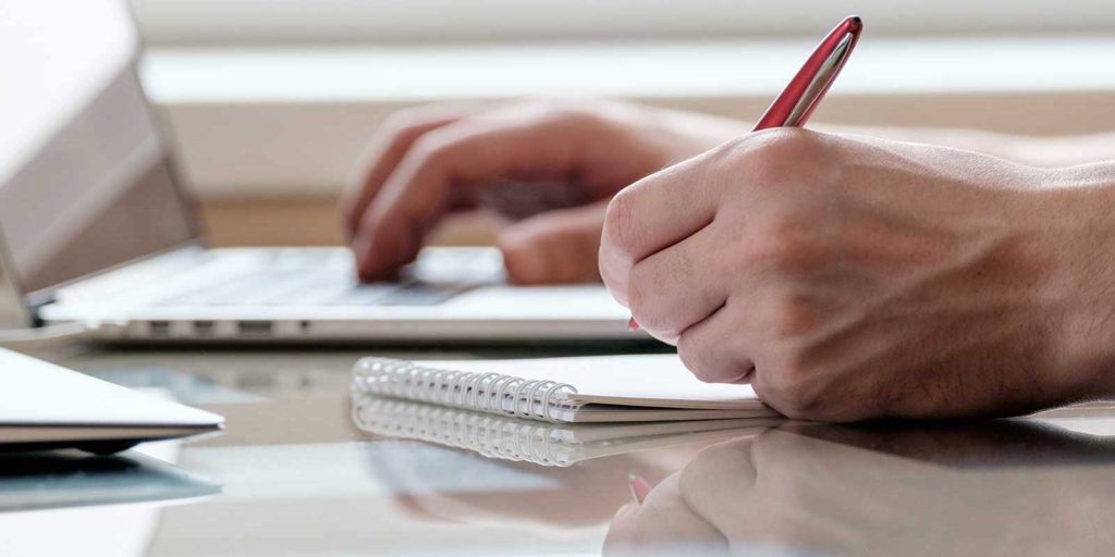 digital marketer creating a strong content marketing strategy