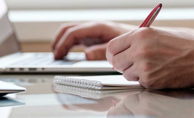 digital marketer creating a strong content marketing strategy