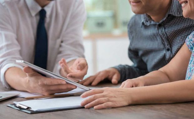 Insurance agent engaged in SEO with clients from an organic lead